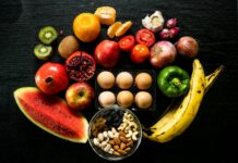 마음 챙김부터 자연 식단까지… 일상을 채우는 웰니스 문화 yellow banana red apple and yellow banana fruit