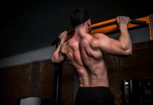 ‘근육 관리’, 탄탄한 일상 위한 새로운 건강 습관으로 주목 topless man in black shorts holding orange bar