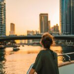 스트레스, 일상 속 작은 변화로 관리한다…쉽게 실천하는 건강 습관 화제 Woman on boat overlooking city skyline at sunset