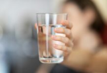 마시는 습관이 건강을 좌우한다…수분 섭취 트렌드와 실천법 person holding clear drinking glass
